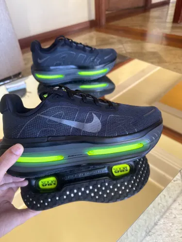 NIKE VOMERO PREMIUM BLACK VOLT 41BR