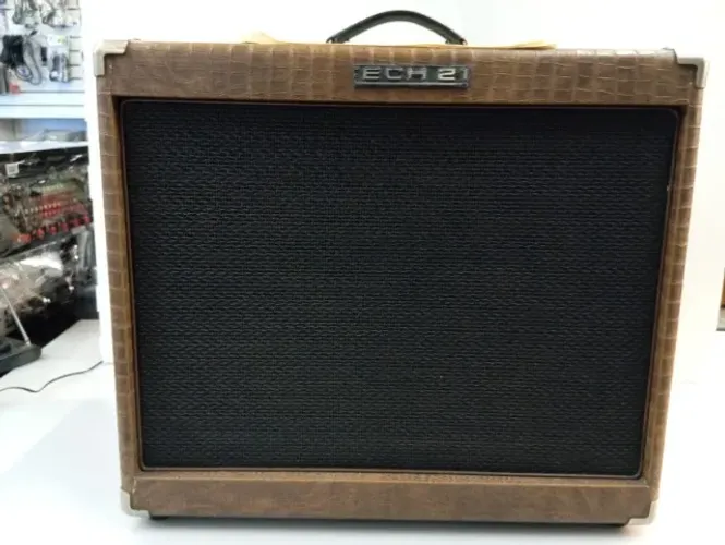 CUBO PARA GUITARRA MARCA : BRONZEWWOD 60 TECH 21 .NYC. 60 WATTS