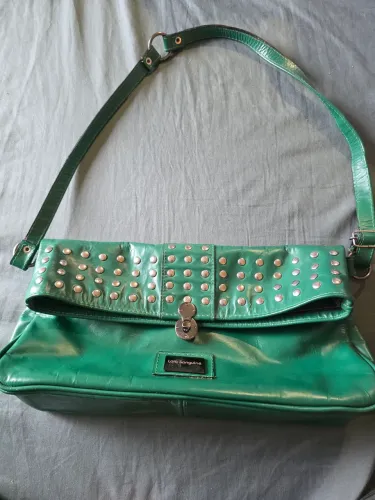 Bolsa Lála Sanguiné em couro verde com tachas - modelo antigo