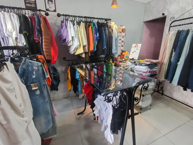 Loja completa de roupas femininas e masculinas incluindo manequins e araras