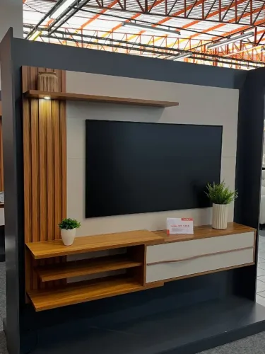 Painel para TV Notável NT1355, apresentando um design ripado lateral com iluminação LED em