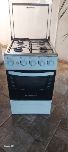 Um fogão  4 bocas 