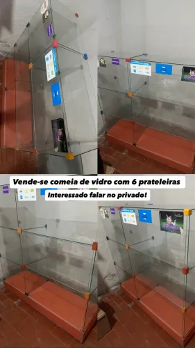 VENDE-SE COMEIA DE VIDRO COM 6 PRATELEIRAS