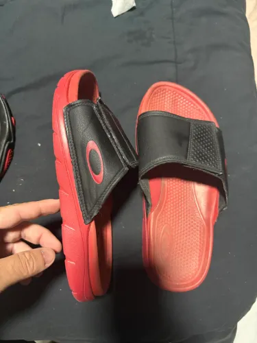 Chinelo Oakley vermelho