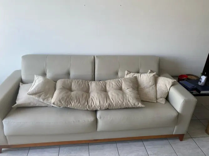 Sofá de 3 lugares de courino verdinho