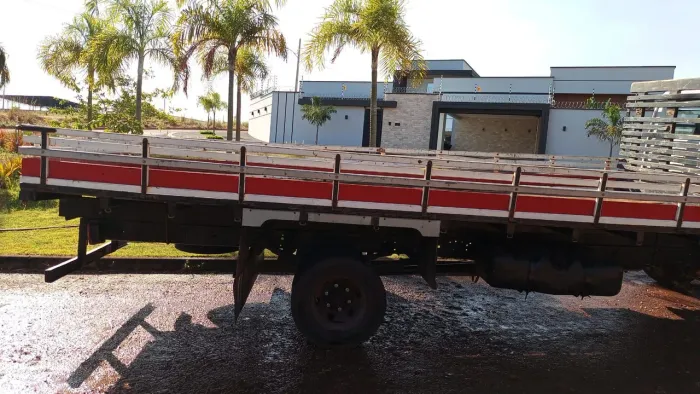 Carroceria 6m reforçada