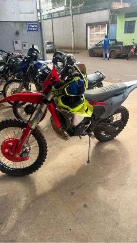 Vendo ou troco por algo do meu interesse a moto tem dois meses de uso fazendo três 