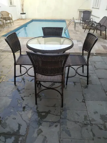 Mesa com 4 cadeiras sem o tampo de mosaico