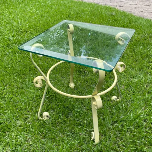 (OFERTA) Mesa de apoio com estrutura de ferro pintada na cor bege.