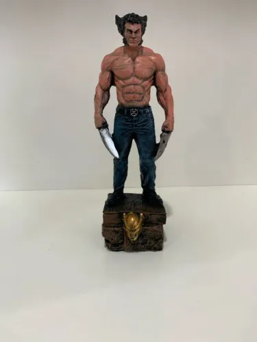 Boneco Wolverine em resina 24 cm