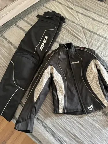 Roupa de moto feminina sem detalhes