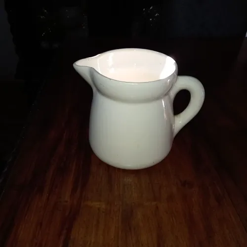 Leiteira em porcelana