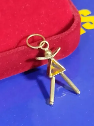 Pingente Menina Com Saia Pedra Zircônia Ouro 18 Kilates 1.40 Gramas 20 mm
