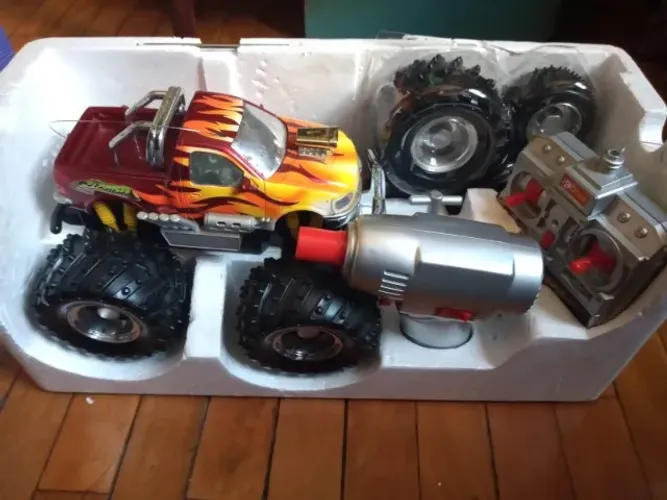 Jipe off-road Candide controle remoto e troca de rodas