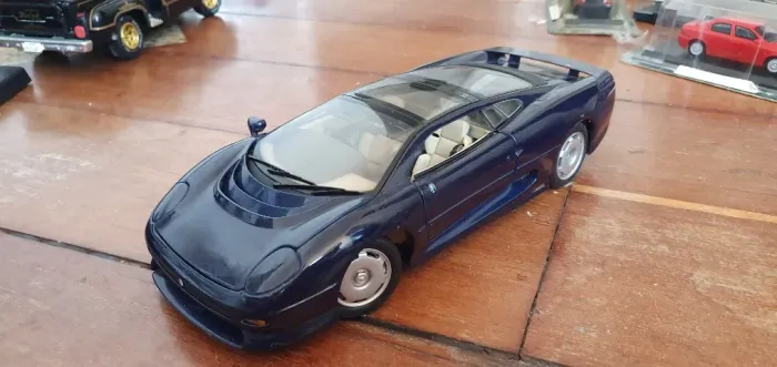 Jaguar XJ220 1993 - Maisto 1/18