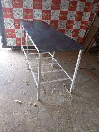 Mesa de Aço com Tampo de Metal