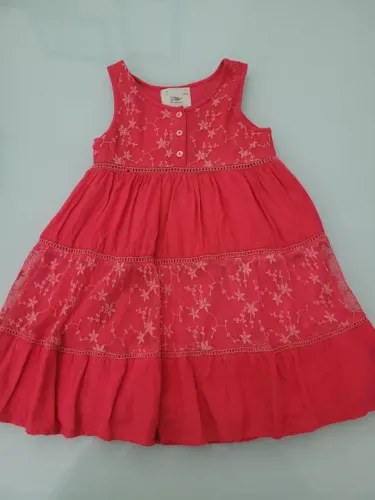 Vestido infantil vermelho com detalhes em renda