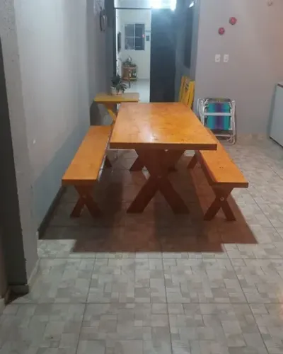 Mesa madeira maciça com bancos.
