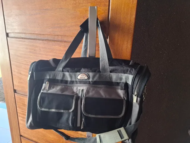 Desapego - Bolsa de Viagem Preta com Detalhes Cinza