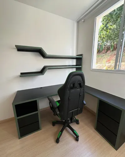 Mesa Gamer de Canto com Prateleiras - Preta