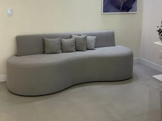 Sofa modelo orgânico encosto reto com 2,30 metros