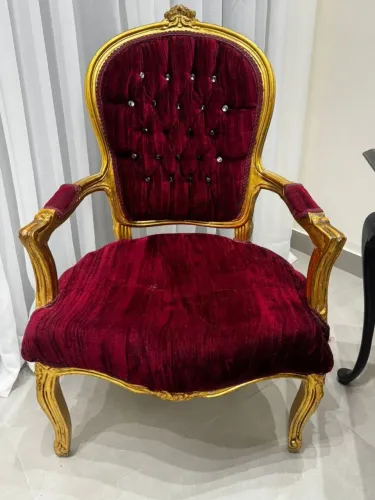Cadeira Clássica em Veludo Vermelho e Dourado