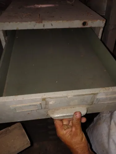 Gaveteiro de Aço Industrial Vintage - Perfeito para Organizar Sua Oficina e Ferramentas