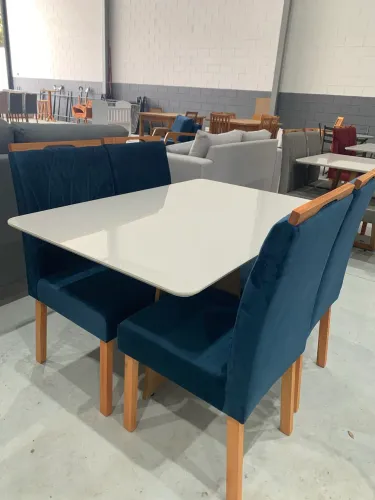 Conjunto de Mesa com 4 Cadeiras