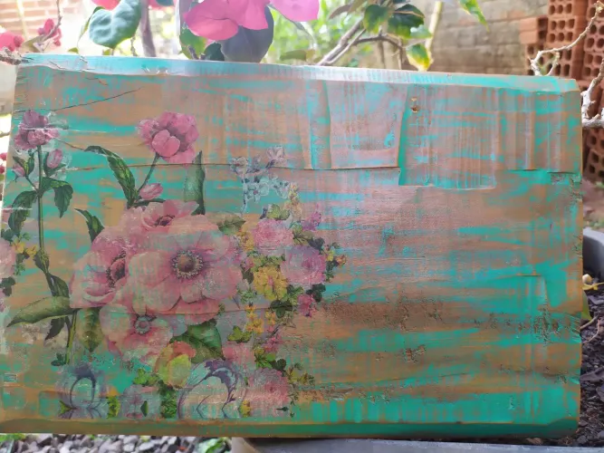 Quadro decorativo de madeira rústica com flores