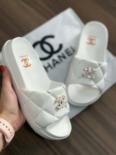 Sandália Chanel ou Schutz