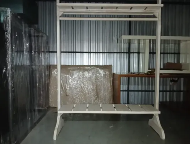Arara de Roupas de Madeira e Pátina