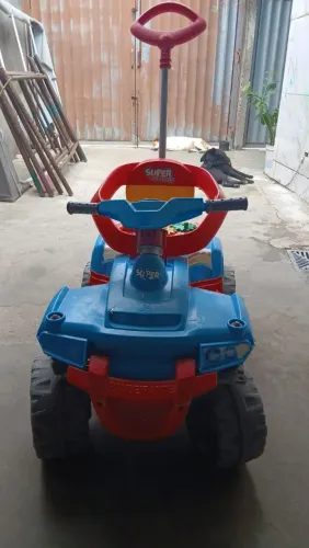 Alem do quadriciclo uma bicicleta e um triciclo