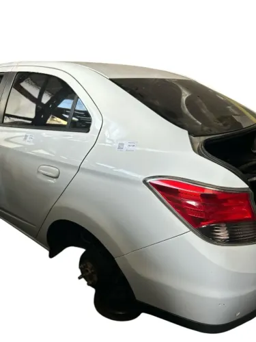 Lateral esquerda GM Prisma 2015 frente alta recorte