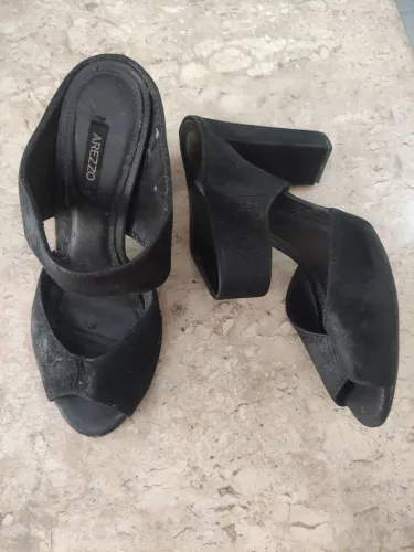 AREZZO MULE CAMURCA NUM 35 25,00<br>INTERNO QUERENDO DESCASCAR<br>SALTO 10CM<br>PALMILHA 24CM<br>PRETO