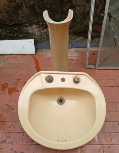 Cuba para banheiro em cerâmica antiga.