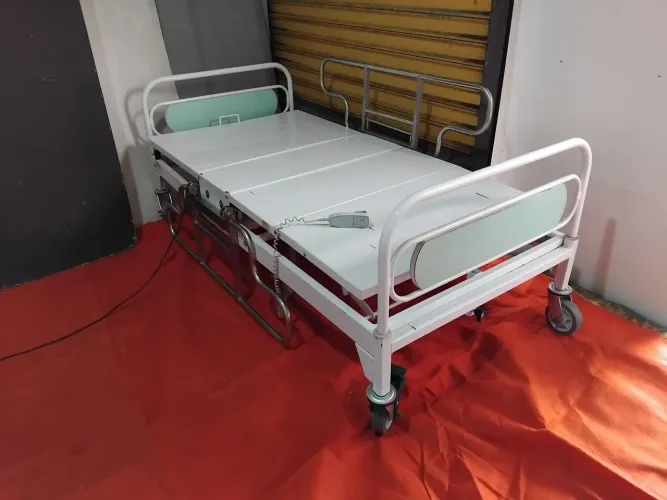 Cama hospitalar articulada elétrica. 