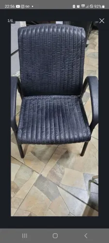 Poltrona preta com design elegante