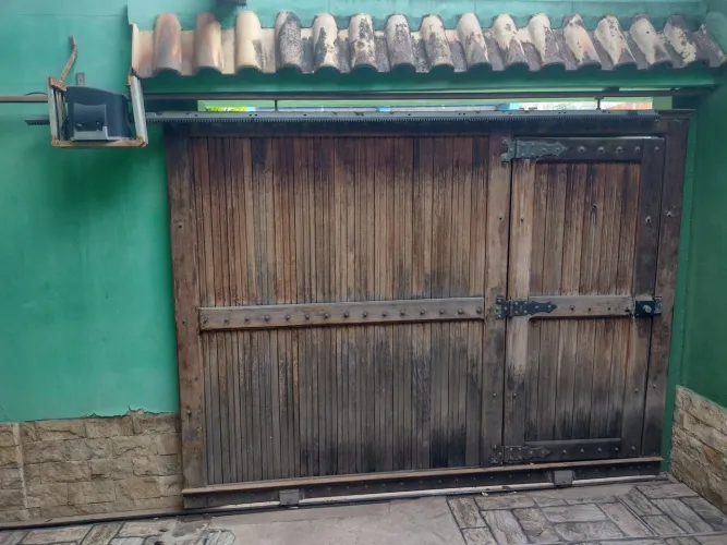 Baixei pra sair - Portão de madeira maciça 2.60x2 usado