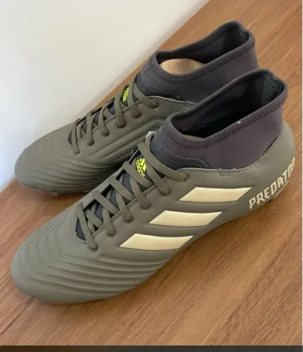 Chuteiras Adidas Predator 19.3 - Verde Militar
