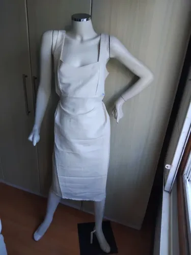 Manequim feminino sem cabeça 