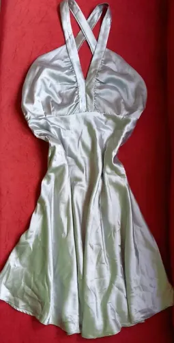 Vestido de Seda Cinza com Decote em X