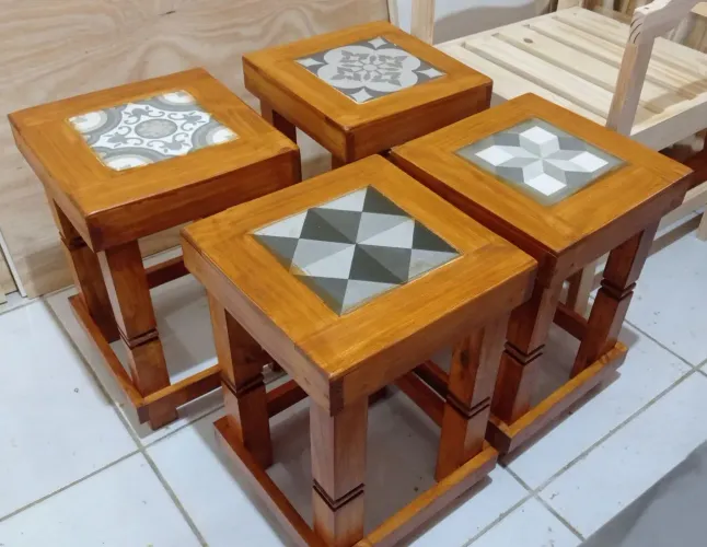 Kit 4 Banquinhos Decorativos de Madeira com Detalhes em Azulejo