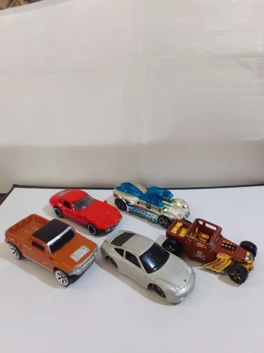 Coleção com 05 Miniaturas de Carros - Diversos Modelos