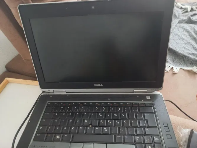 Notebook Dell com mouse, carregador, apoio de mãos 