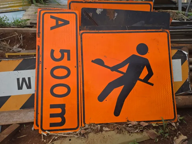 Cones, placas de sinalização, e moldes para pintura PARE, 