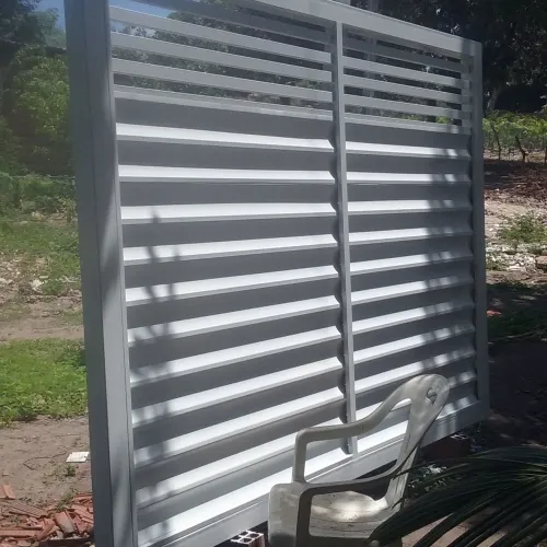 Portão de alumínio com design moderno