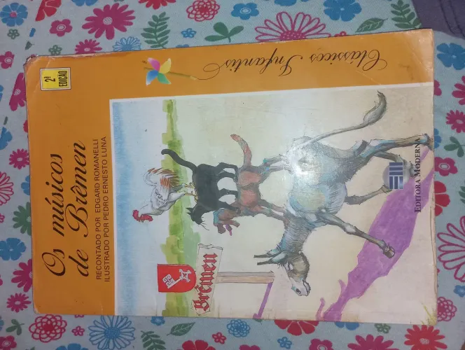 Vendo vários Livros, incluindo entre eles história completa e alguns com rabiscos