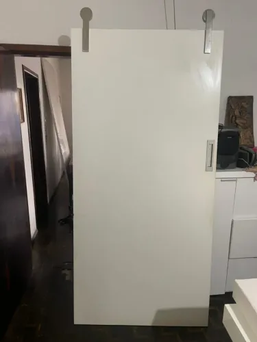 PORTA BRANCA COM ROLDANAS