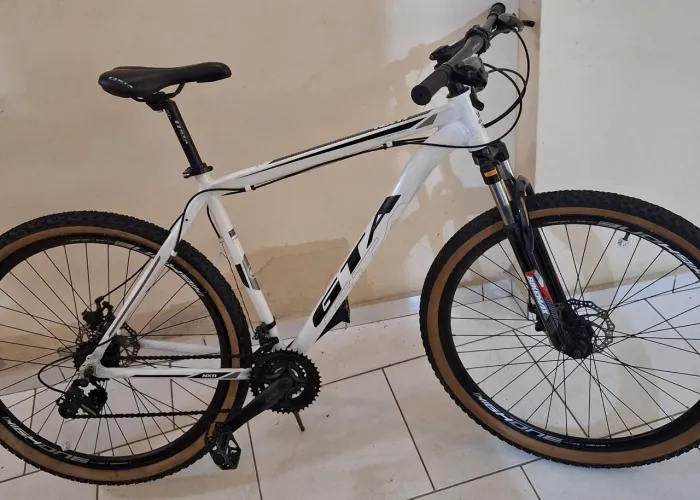Bike GT Aro 29 em bom estado, com nota fiscal. Possui marcas normais de uso
