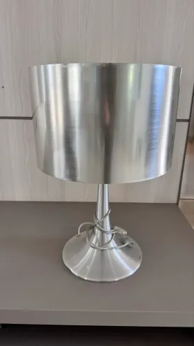 Lindo abajur de mesa inox